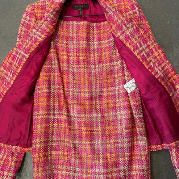 Suit - Picture 3 of 8